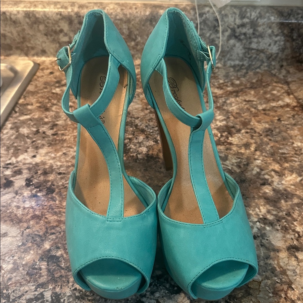 Breckelle Brina Peep Toe T-Strap Platform Heel Seafosn Green. Size 10.